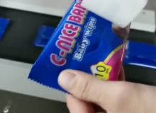 全自動包裝機(jī)包裝酒精作業(yè)現(xiàn)場